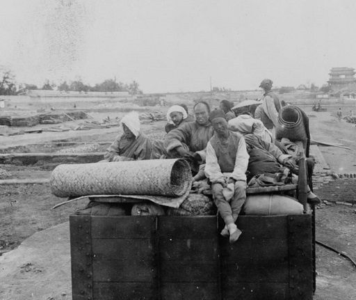 富家|一组清末老照片：小脚富家女着华丽汉服，新婚夫妻个个面如死灰