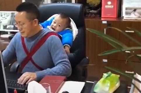 宝妈|“霸道总裁奶爸”带娃上班火了,这大概是全网“最帅”的父亲