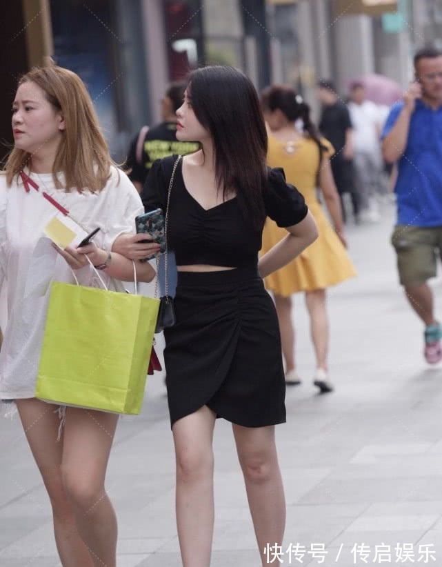 小姐姐 透明高跟鞋搭配V领黑色上下衣,“时尚感”出众,一般人学不来