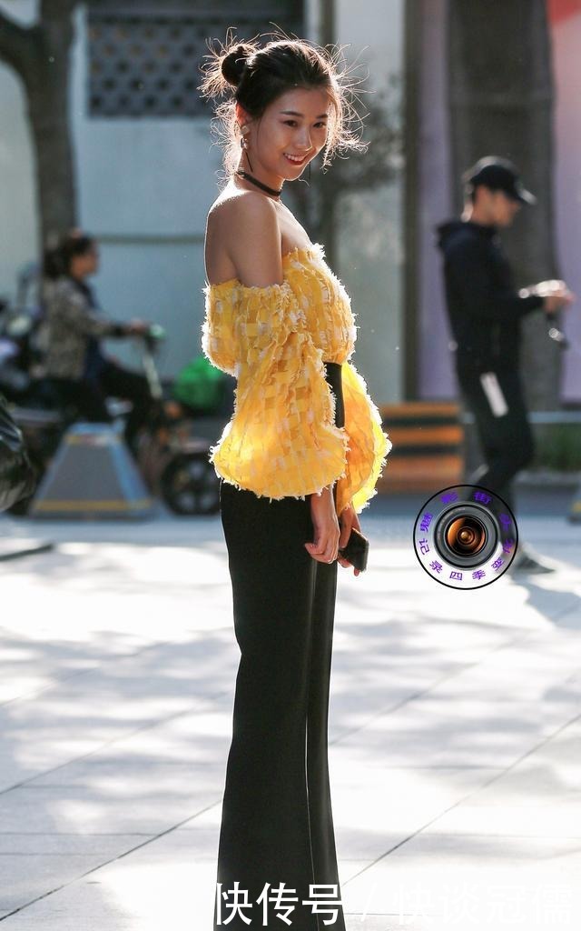 搭配|百搭不厌的小黑裤,搭配一字肩上衣,时髦洋气又好看