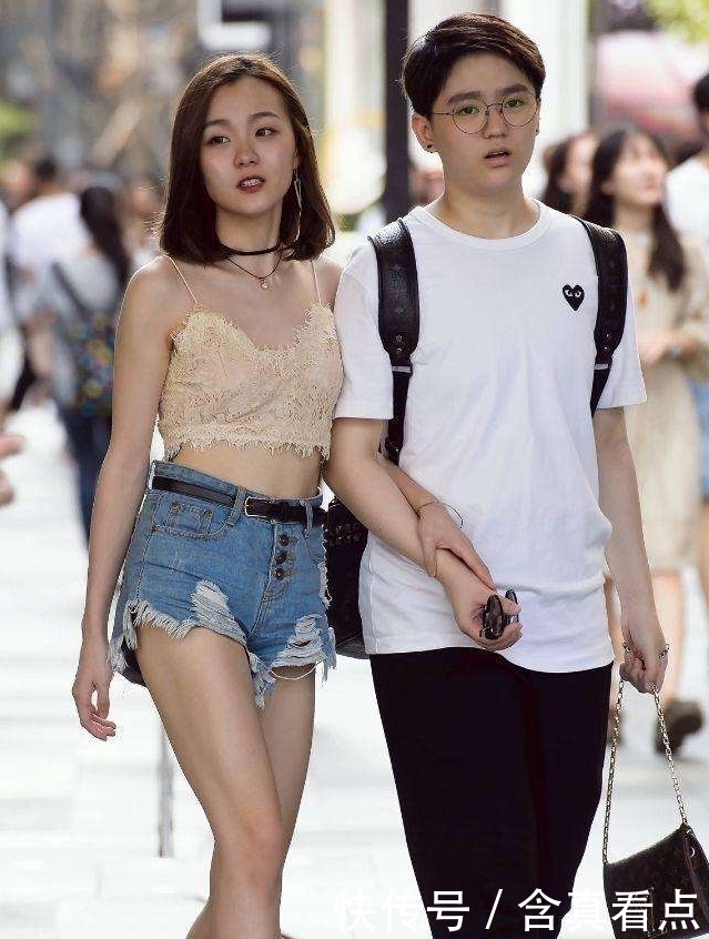 漂亮|街拍:漂亮的小姐姐和男朋友逛街,一个比一个性感时尚!