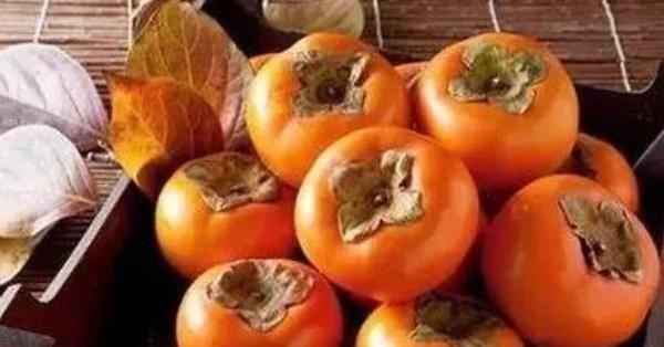 柿子|医生从不吃的4种水果，再馋也要忍住，越吃”湿气“越重