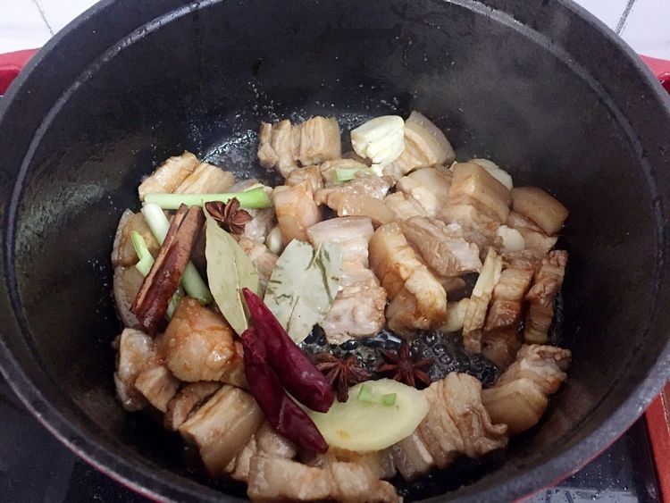 红烧肉不会做?这种做法我用了十几年,肥而不腻,上桌瞬间光盘