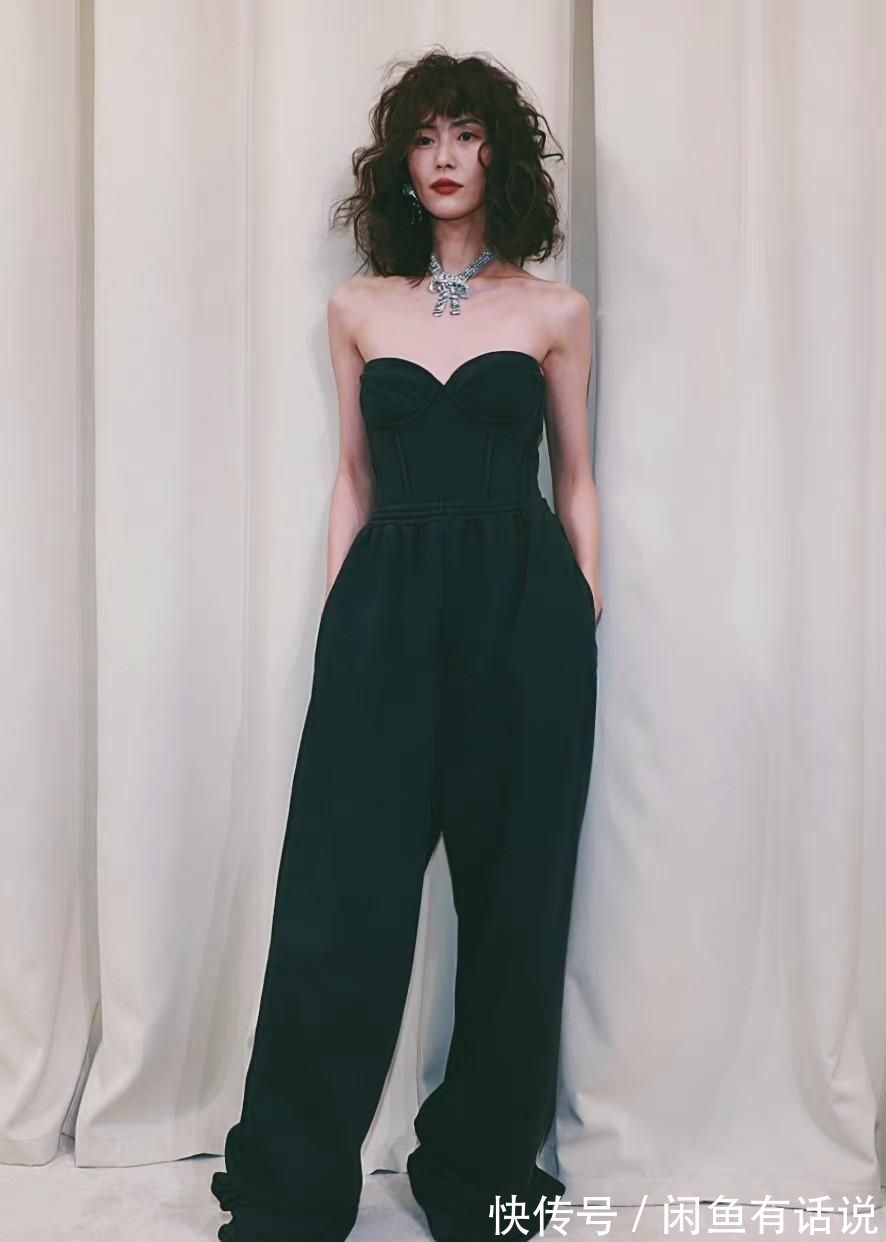 穿搭|刘雯气质真好!烫老土的“阿姨卷”也不显老,配连体裤还有高级感