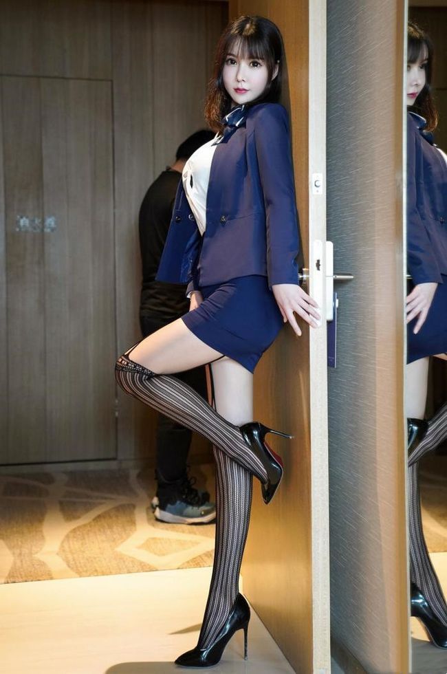 高跟鞋|咖啡厅收银台小姐姐,穿西装搭配包臀裙,尽显端庄秀丽之气!
