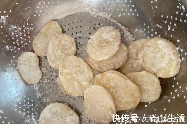 土豆不要再炒土豆丝了，教你新做法，家人都抢着吃，太香了