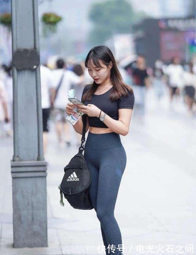 穿搭 光彩夺目的瑜伽裤穿搭尽显随性街头风,简约也是一种美,简单百搭!
