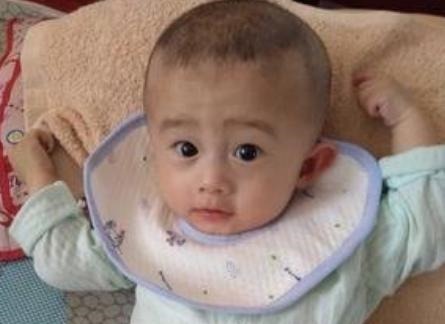 兄妹俩|妹妹将小脚塞进哥哥嘴里,哥哥满脸嫌弃,却不敢轻易发火