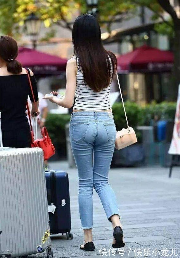 造型 牛仔裤特别的显瘦,搭配一件白衬衫,整体造型显得干净挺阔