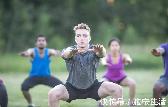 众人|外国小伙每天100个深蹲,坚持了5年之久,如今的膝盖看懵众人