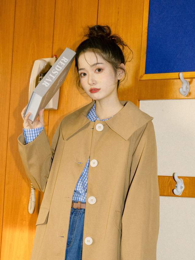 小个子 换季到底怎么穿?卡其色风衣+牛仔裙,日系又复古,美翻整个秋天