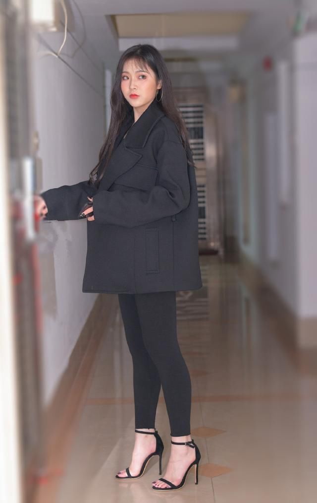 街拍:小姐姐颜值太赞了吧!针织背心+紧身瑜伽裤,大长腿没得挑