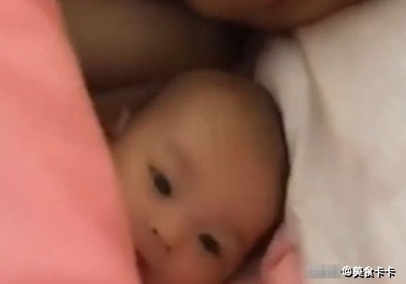 起床|爸爸抱着“小情人”睡觉，妈妈悄悄起床做早餐，回头一刻红了眼