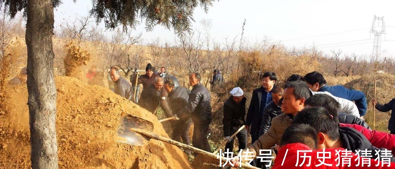 坟头&农民朋友又有事做?“土葬”即将取消,村中的新坟旧坟都要迁走