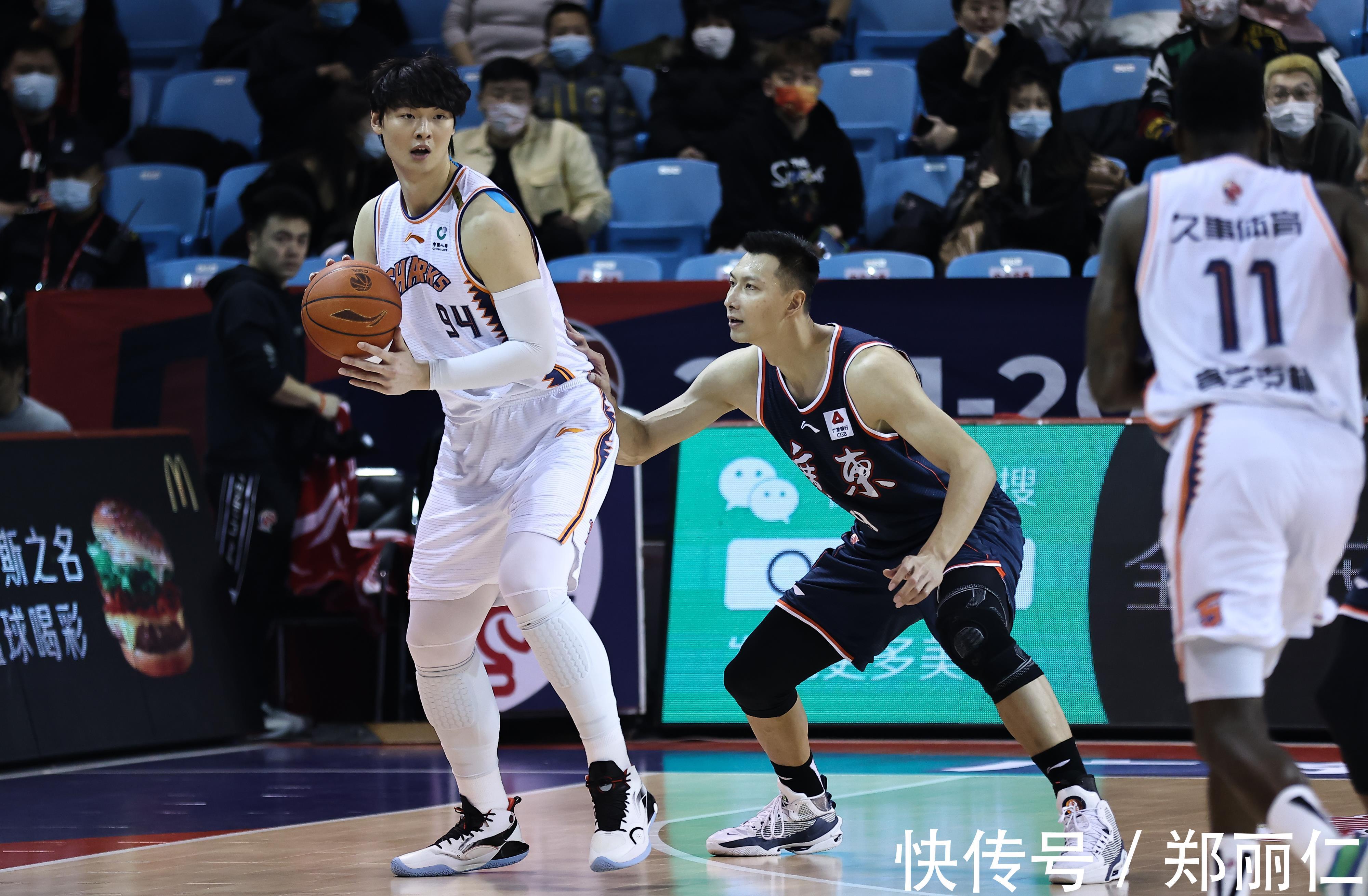 转会|体坛联播|国足抵达越南,弗拉霍维奇8000万欧转会尤文