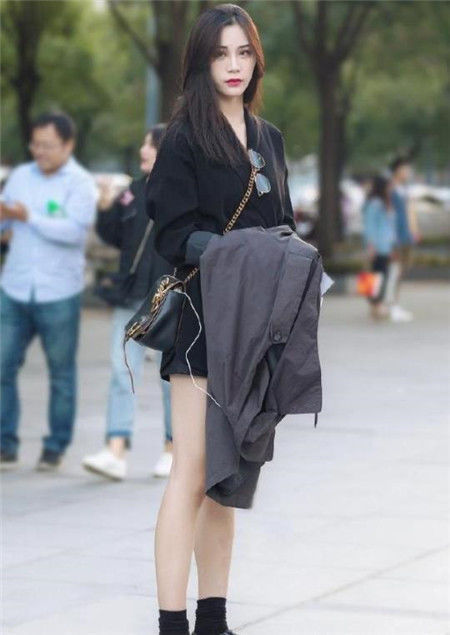 街拍:一字印花开叉长裙,面容姣好的小美女,温婉可人