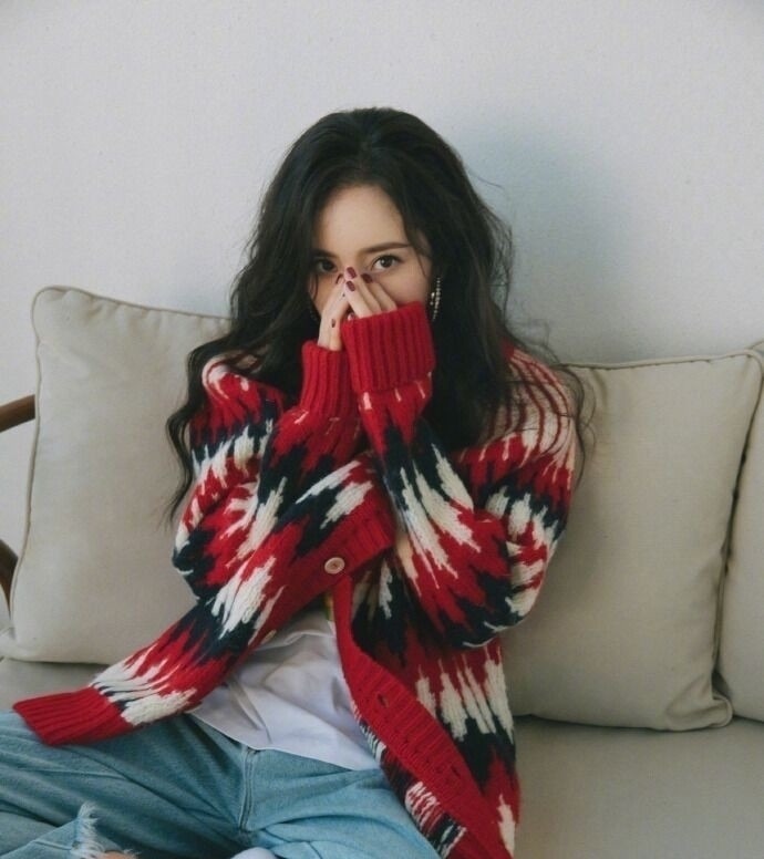 减龄 今年很流行“奶奶衫”,看似显老,穿上却很减龄,百搭不挑人