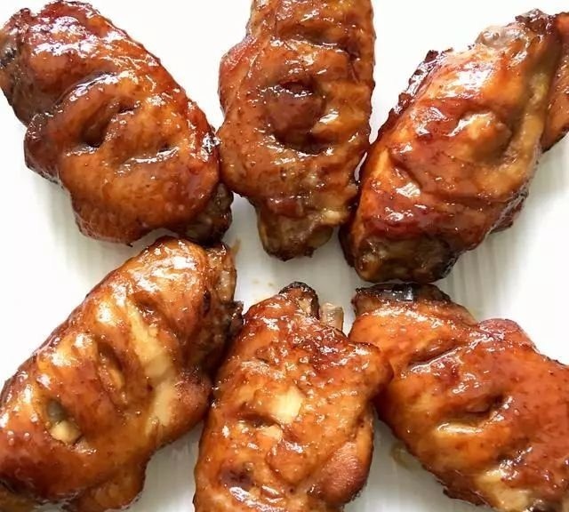 比可乐鸡翅还好吃的蜜汁烤翅,简单三步就能做出来,上桌就光盘!