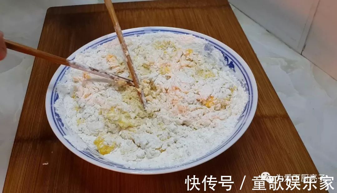 5个鸡蛋，1斤面粉，锅里一炒，做出创意小零食，比蛋糕好吃十倍