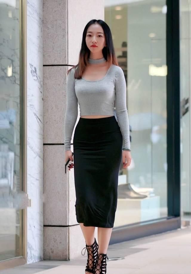 街拍美女小姐姐的真丝裙配蕾丝开衫,为美丽增添色彩