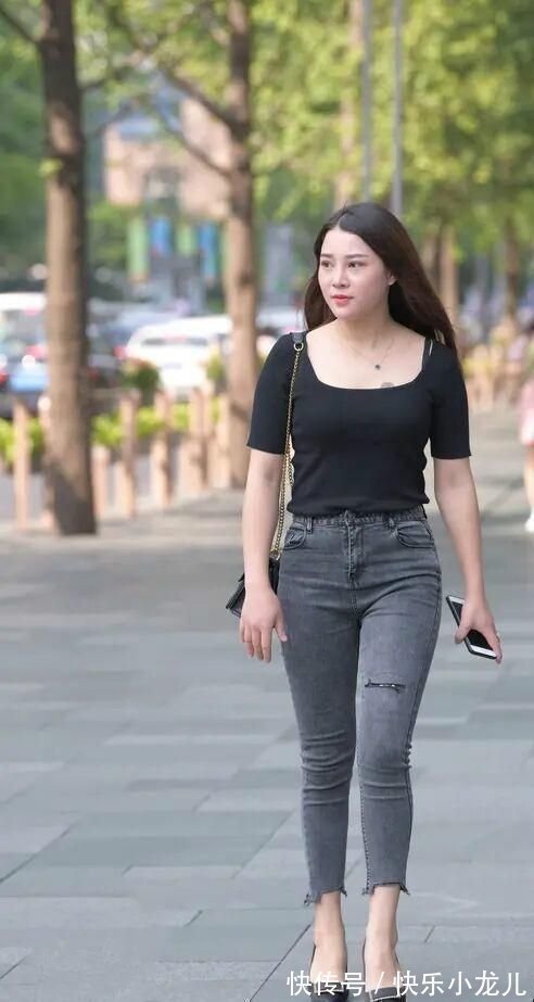 春天里 百搭的紧身牛仔裤，时尚潮流里的王者，小姐姐这穿戴堪称示范模板
