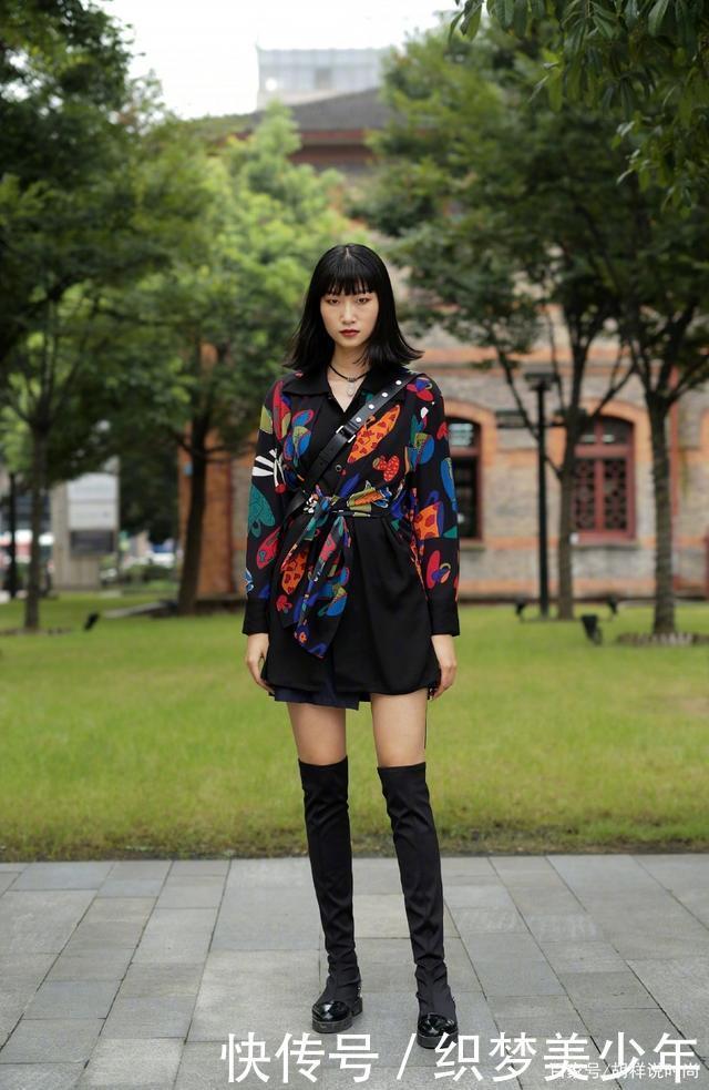 大街上紧身瑜伽裤美女,自信,阳光