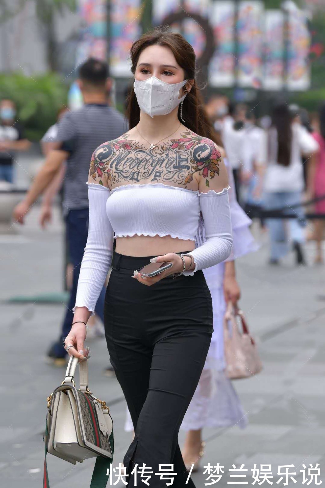 夏季简约率性的穿搭，一字肩短衫+开叉阔腿裤，尽显时尚潮流气息