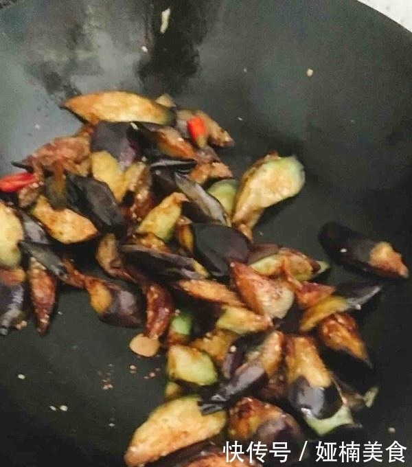 炒茄子还在加酱油?换成“它”,茄子一点不黑,不油更入味
