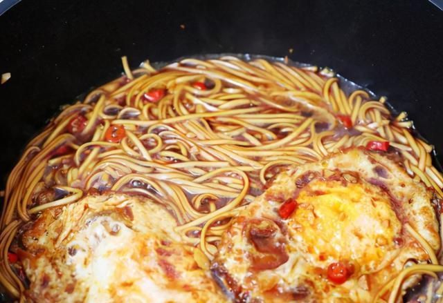 荷包蛋|面条别只会煮着吃，学会1个新吃法，简单还解馋，我家一周吃3次