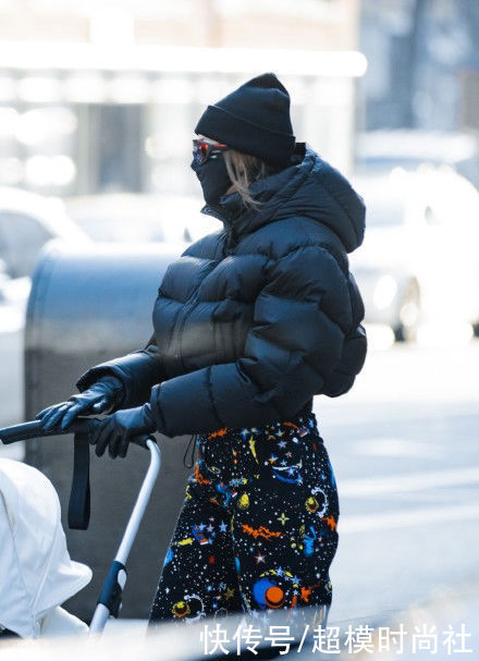 超模Gigi秀迷惑街拍！上身穿臃肿羽绒服秀腰，被嘲身体像拼接