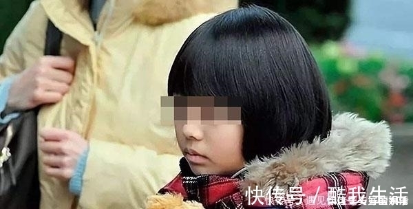 犯错|1岁宝宝犯错被“罚站”,无辜卖萌的样子,让妈妈瞬间就心软了