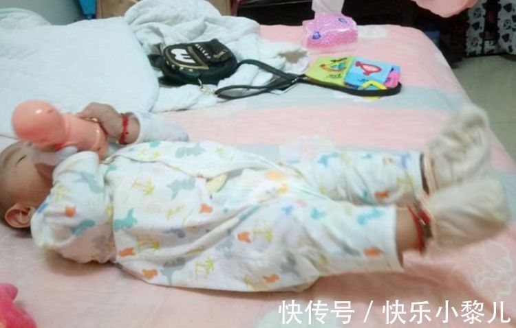 淘气包|宝宝“蹬腿”很有趣,但通过小动作传递出的信号,家长了解几个?