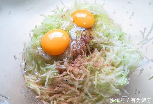 70岁的婆婆炸丸子,不光用萝卜还加它,炸好的丸子有独特的香味!