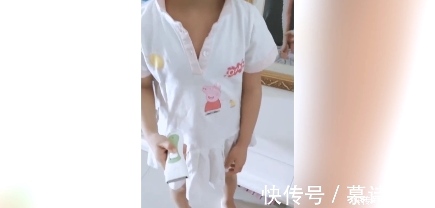 熊孩子|妈妈洗碗的工夫,回头发现姐姐把妹妹头发剃了,网友:这技术不行