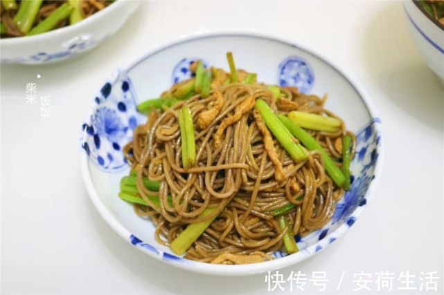 芹菜|夏季晚餐不用愁，这样做简单又省事，低脂还饱腹，我家常做