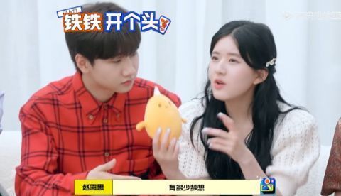 凤凰传奇|汪苏泷、赵露思再次无默契互动，何炅在线吐槽：手忙脚乱像擒拿