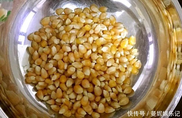 “爆米花”别再花钱买了,一把玉米可以做一锅,有炒菜锅就行
