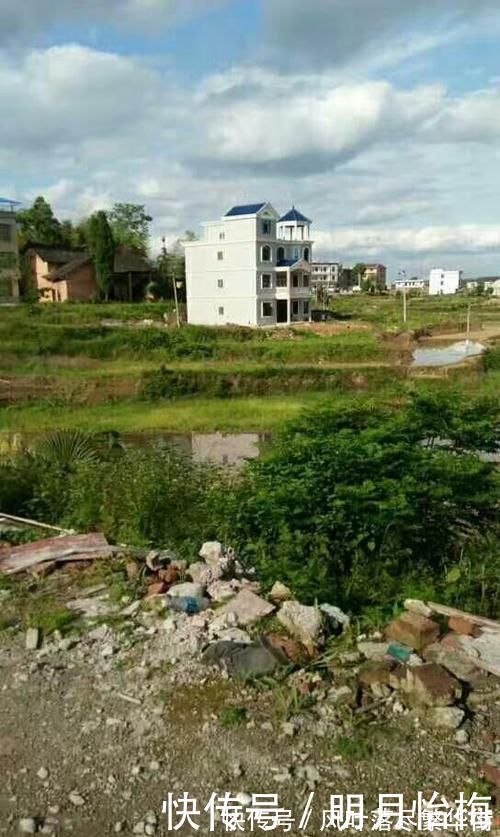 农村|公婆花百万回农村盖房，全村都轰动了，抢着来参观，旋转楼梯太赞