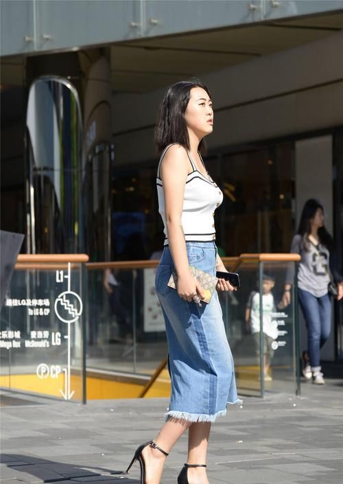 高腰牛仔筒裙搭配一字带细高跟，微胖身材也可以搭配出时尚美