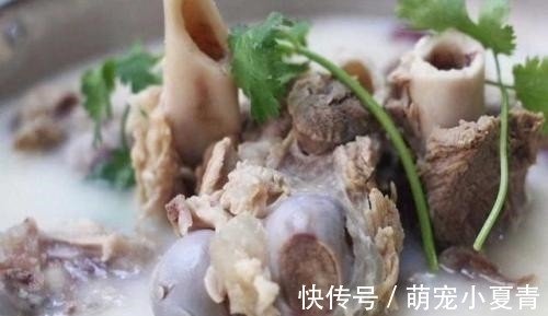 汤汁|不论炖什么骨头汤,都别直接加水炖,多加这1步,汤汁又香又白!