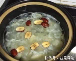 泡银耳时,应该直接泡还是剪碎泡做错了,难怪银耳熬得不出胶