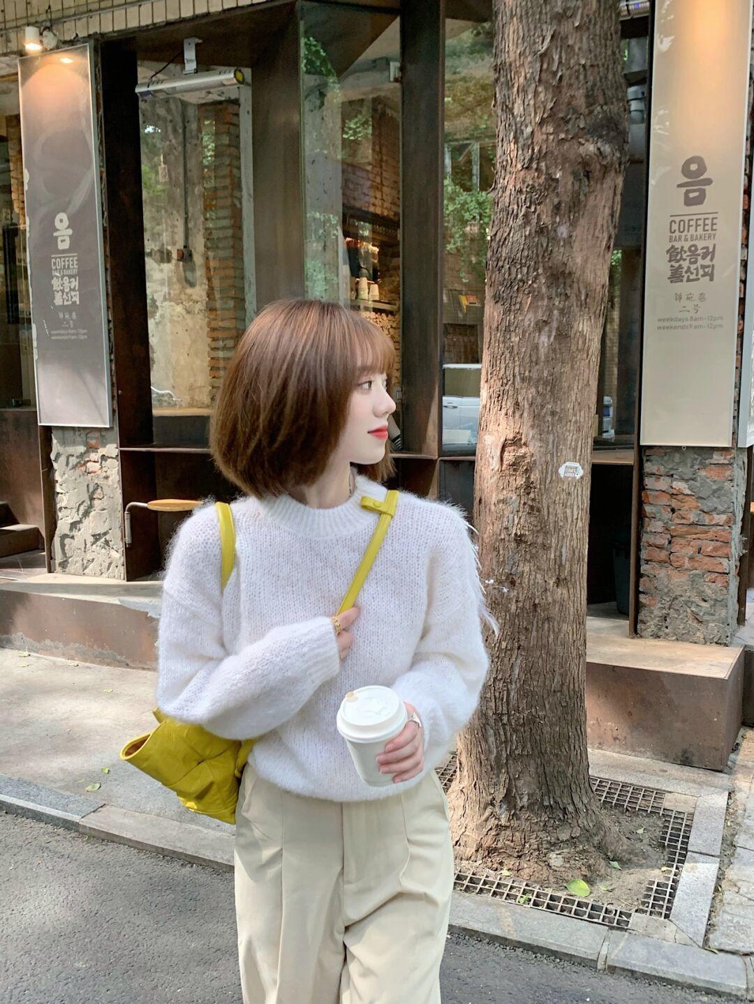 穿搭 秋冬,一件条纹衬衫让你美出新高度,搭配白色直筒裤,高级又洋气