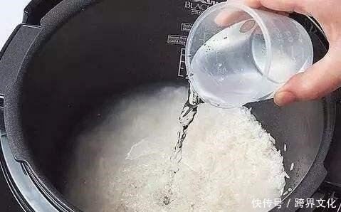 蒸米饭时,加入2种食材,血糖会慢慢平稳,还会让你越来越瘦