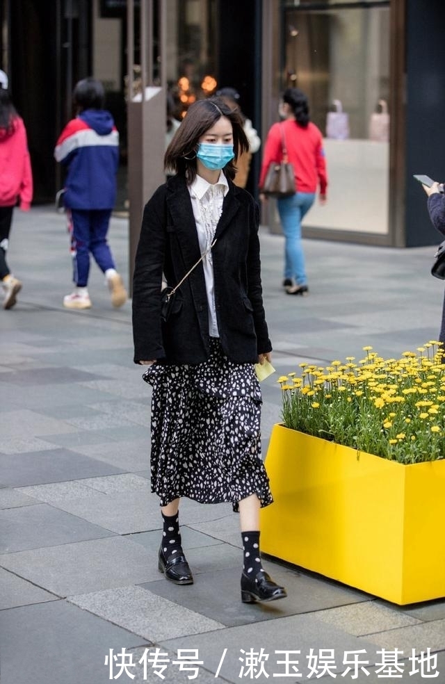 街拍:连衣裙外搭一件橘色的衬衫,显得干练又有气质