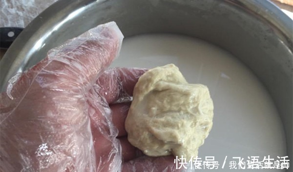 冬钓大鲫鱼,蚯蚓饵料的升级用法,鱼咬钩更猛,万能钓饵不是盖的