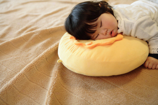 父母|“妈妈，该给我买枕头啦”，宝宝有这3个动作，暗示可用枕头了