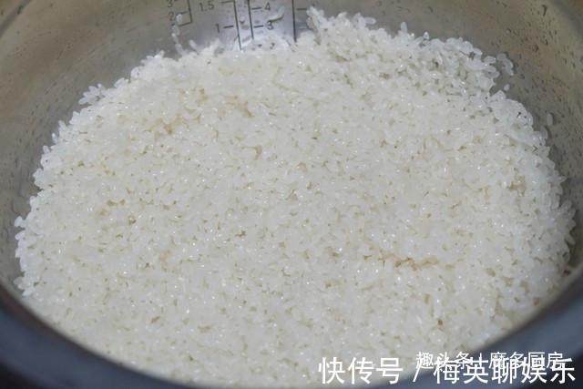 电饭锅只蒸白米饭太浪费,4种食材和大米同煮,有肉有菜香喷喷