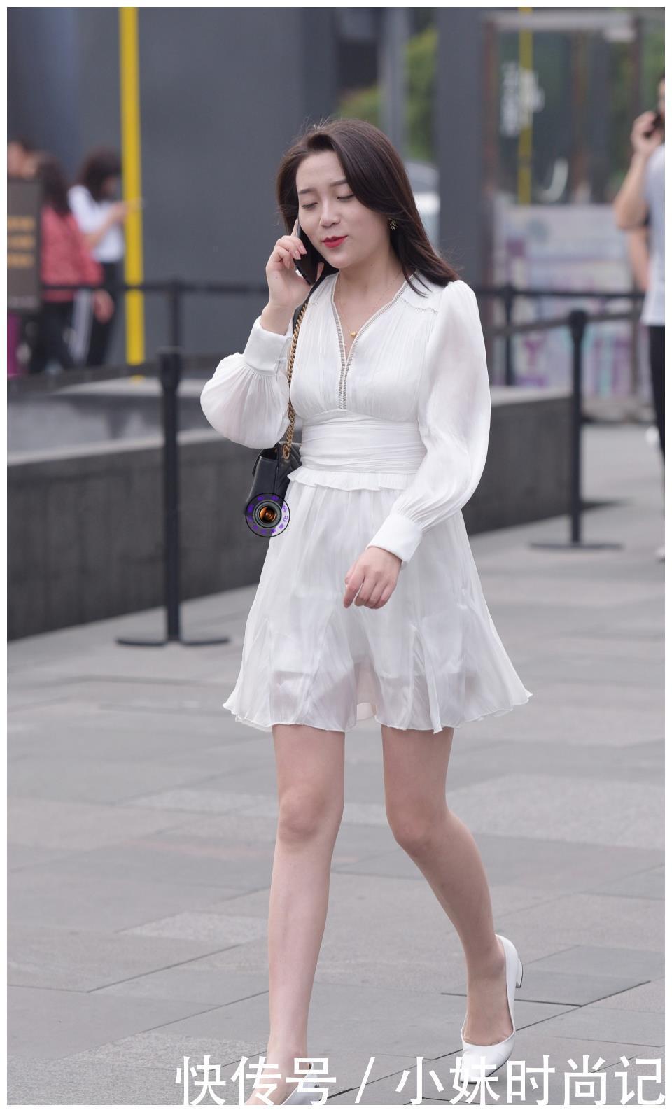 显胖|街拍:穿白色连衣裙, 美女搭配一条白色腰封, 不显胖还提升档次