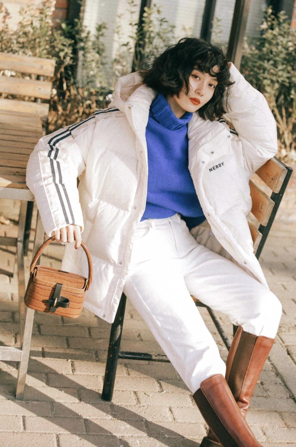 白色 冬天穿羽绒服也不要乱搭,试试这些搭配方式,时髦精致又有个性