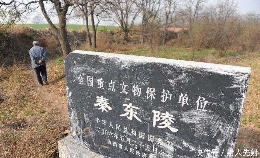 考古专家发掘古墓, 最出人意料的两样“文物”: 英语磁带和手机电池